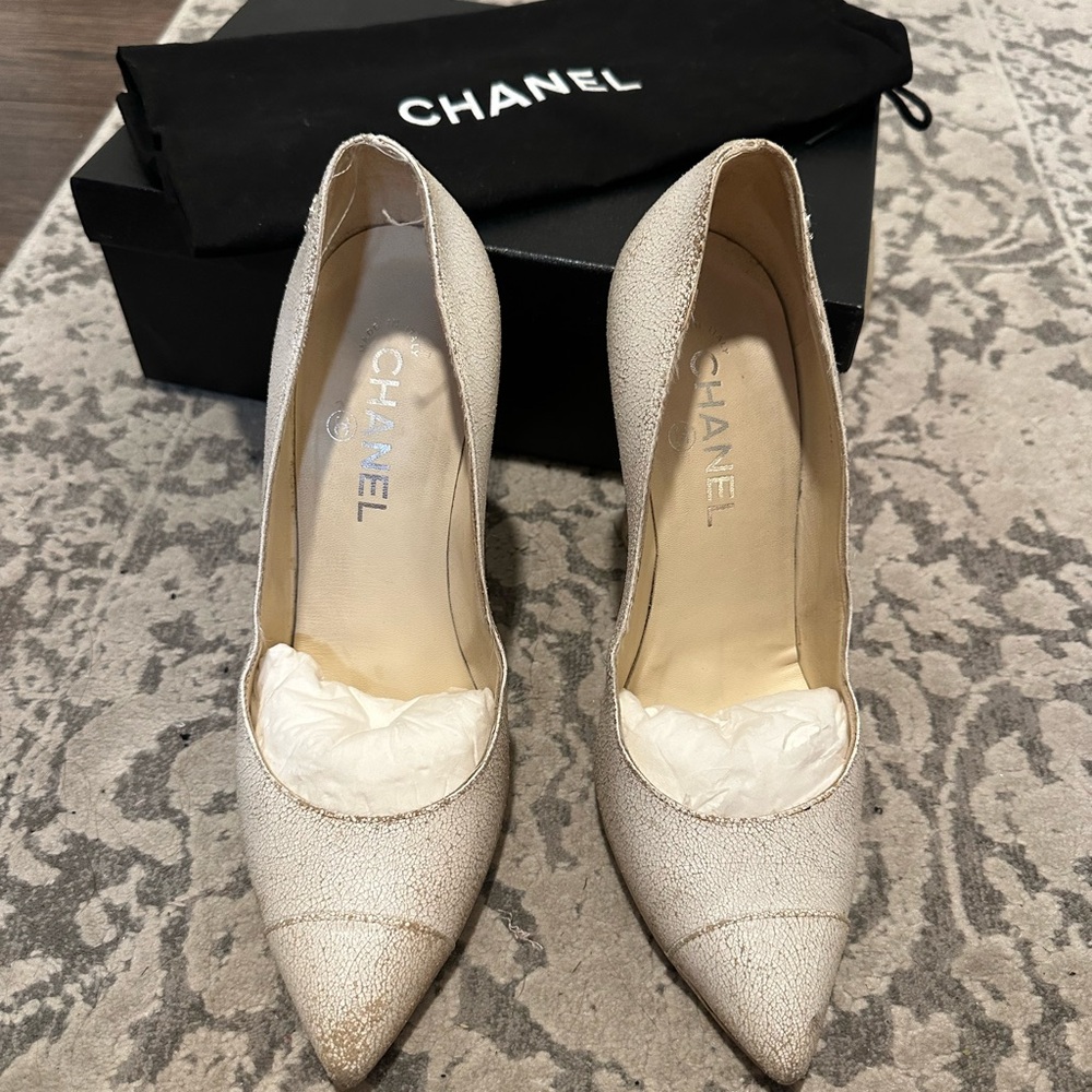 CHANEL white Pumps